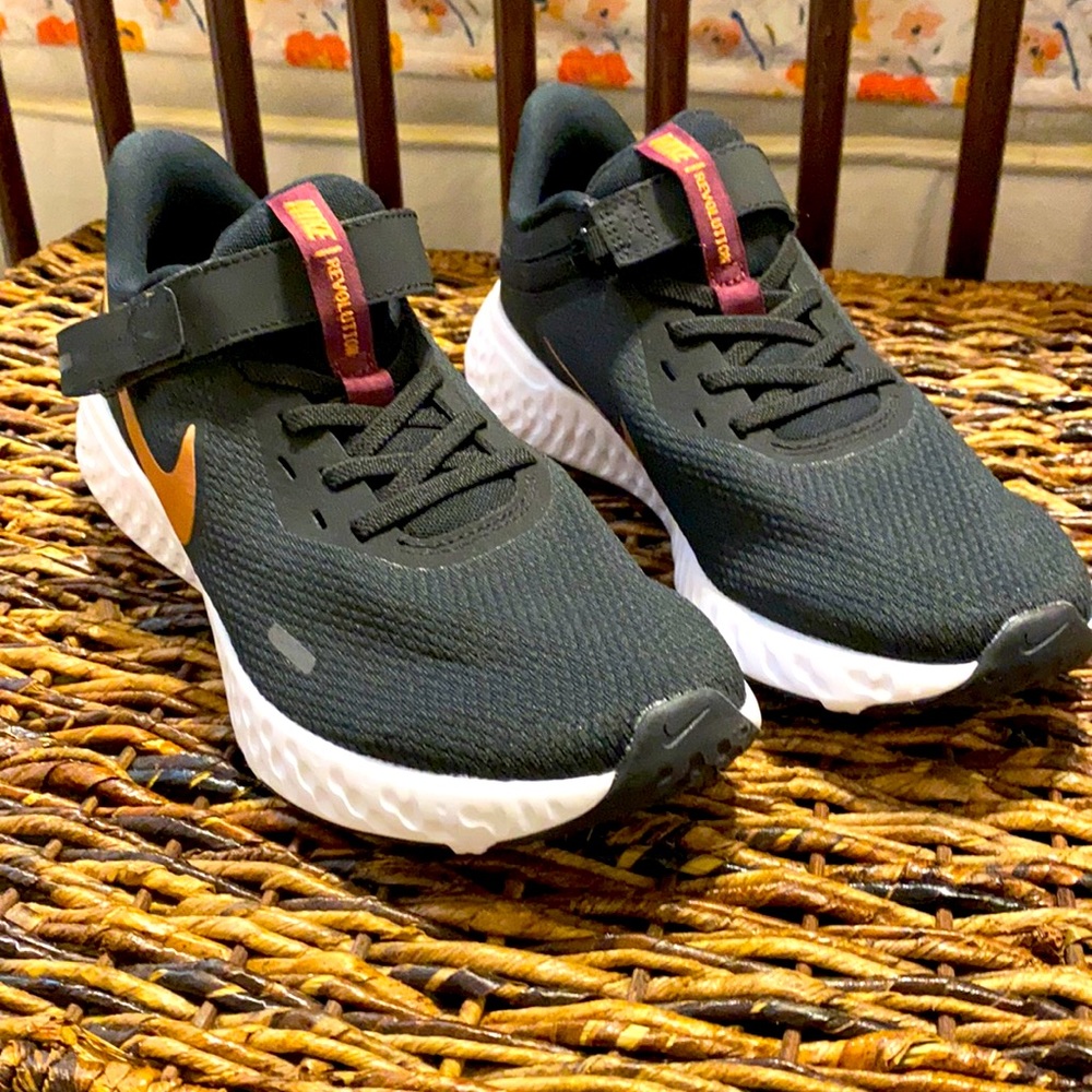 🎉SALE!!🎉EUC Nike Revolution Women’s Sneaker Black w Maroon/Rose Gold Size 8.5